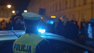 Varşova, Polonya 30.10.2020 - Kürtaj ve insan hakları protestosu, kadın grevi, polis arabasının yanından geçen göstericiler