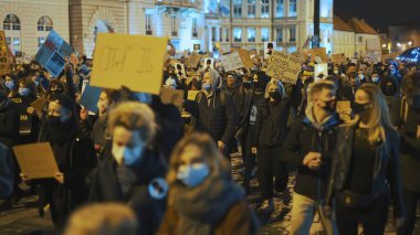 Varşova, Polonya 30.10.2020 - Kürtaj ve insan hakları protestosu, kadın grevi, kürtajı yasaklayan yasayı protesto eden kalabalık
