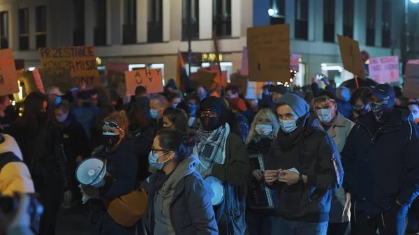 Warschau, Polen 30.10.2020 - Anti-abortus en mensenrechtenprotest, Vrouwenstaking, demonstranten in de buurt van politieauto verlicht door noodlicht — Stockfoto