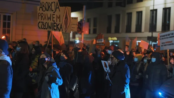 Varsavia, Polonia 30.10.2020 - Anti aborto e protesta per i diritti umani, sciopero delle donne, manifestanti che passano vicino all'auto della polizia illuminata dalla luce di emergenza — Foto Stock