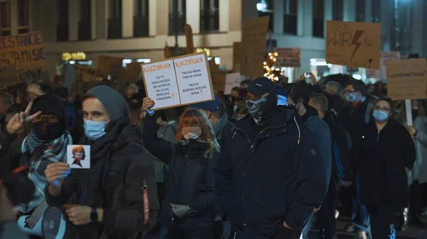 Warszawa, Polska 30.10.2020 - Protest przeciwko aborcji i prawom człowieka, strajk kobiet, tłum osób demonstrujących przeciwko przymusowemu prawu zakazującemu aborcji — Zdjęcie stockowe