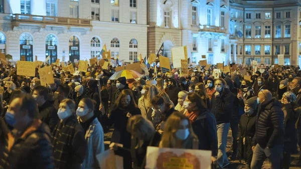 Warszawa, Polska 30.10.2020 - Protest przeciwko aborcji i prawom człowieka, strajk kobiet, tłum osób demonstrujących przeciwko przymusowemu prawu zakazującemu aborcji — Zdjęcie stockowe