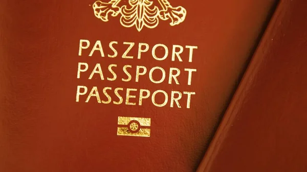 ワルシャワ、ポーランド、 07.03.2019ポリッシュパスポートのショットを閉じます。旅行、休暇のコンセプト、 EU識別文書 — ストック写真