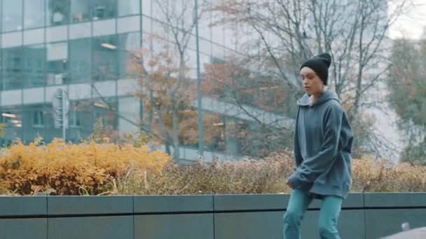 Junge blonde Kaukasierin, die im Herbst allein im Skatepark Schlittschuh läuft. Nachschuss — Stockvideo