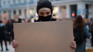 Protesto ve gösteriler. Yüz maskeli asi bir kadın. 