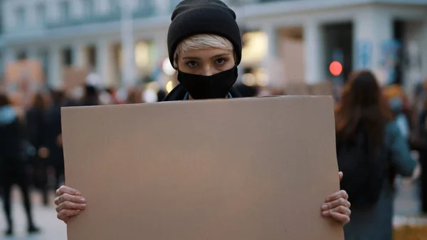 Protesty i demonstracje. buntownicza kobieta z maską na twarzy uderzające — Zdjęcie stockowe