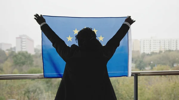 Jeune homme élégant afro-américain tenant le drapeau de l'UE sur le balcon — Photo
