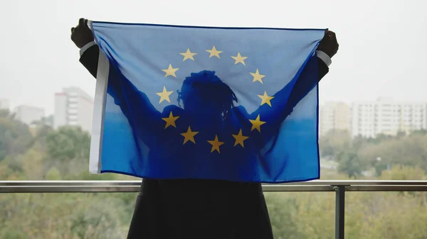 Jeune homme élégant afro-américain tenant le drapeau de l'UE sur le balcon — Photo