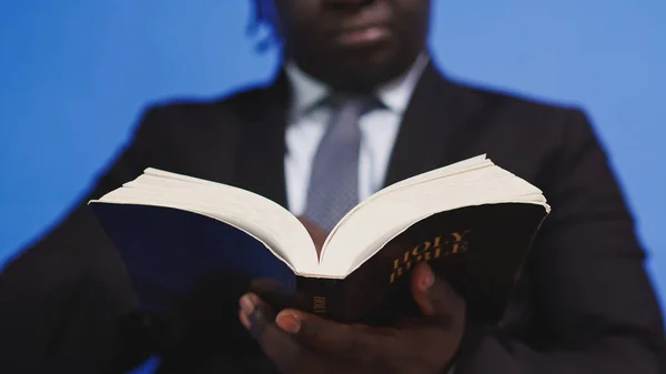 De cerca, la sagrada biblia en las manos del hombre afroamericano negro en traje elegante — Foto de Stock