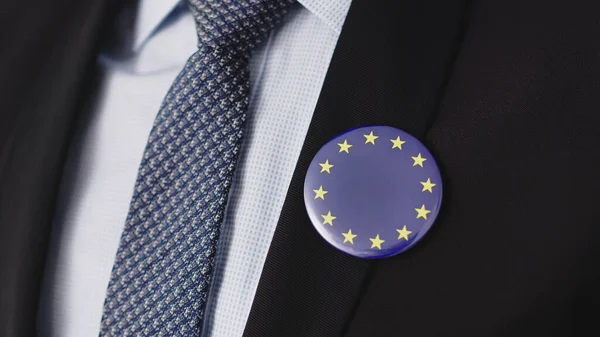 Gros plan, élégant homme afro-américain ayant un badge de l'union européenne sur son costume — Photo