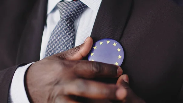 Gros plan, élégant homme afro-américain ayant un badge de l'union européenne sur son costume — Photo