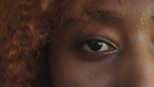 Gros plan, femme noire afro-américaine fermant les yeux — Video