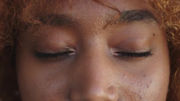 Sluit, open ogen. Afro-Amerikaanse zwarte vrouw het openen van haar ogen — Stockvideo