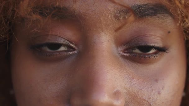 Gros plan, femme noire afro-américaine calme ouvrant les yeux. Concept de méditation et de bien-être — Video