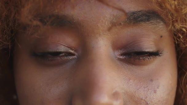 Yaklaş, Afrikalı Amerikalı siyahi kadın gözlerini açıyor. — Stok video