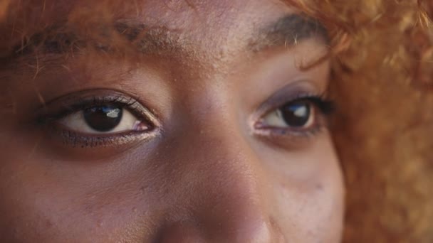 Regarde de près. Afro-Américaine noire heureuse ouvrant les yeux. Concept de méditation et de bien-être — Video