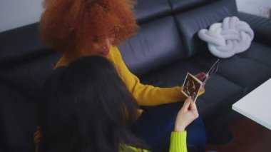 İki kadın ultrason fotoğraflarına bakıyor. Annelik ve en iyi arkadaş desteği