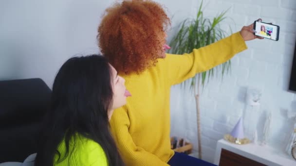 Multiraciale vriendschap. Aziatisch en Afrikaans amerikaans zwart vrouw nemen selfie met behulp van smartphone — Stockvideo