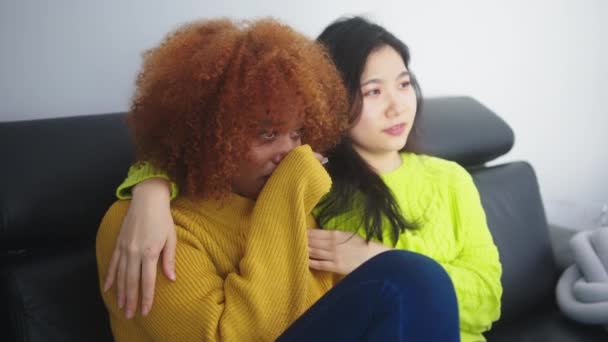 Triste afro-americana negra mulher recebendo apoio de sua namorada asiática. Amizade e relacionamento e saúde mental — Vídeo de Stock
