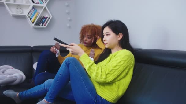 Duas mulheres lésbicas casal assistindo televisão e comer chocolates — Vídeo de Stock