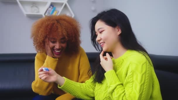 Heureuses deux jeunes femmes meilleures amies qui regardent un test de grossesse positif — Video
