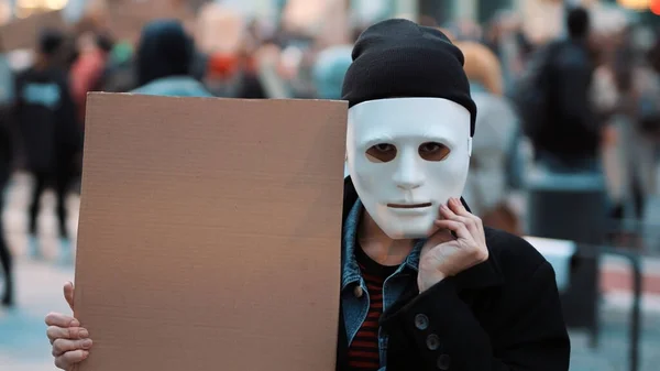 Protest en demonstraties. opstandige vrouw met gezichtsmasker opvallend — Stockfoto