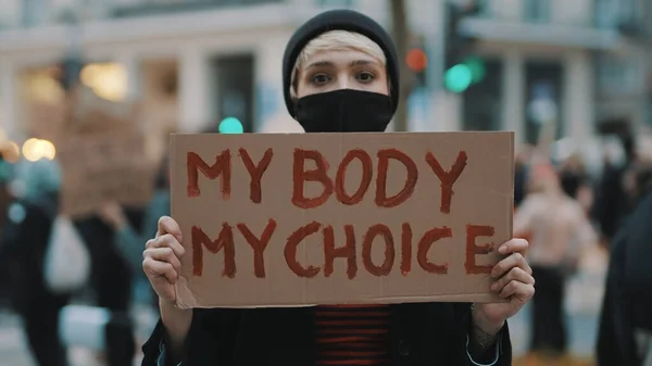 Vrouw met een teken Mijn Lichaam, Mijn Keuze. Protest tegen de aanscherping van de abortuswet. Landelijke vrouwenstaking. Beschermend gezichtsmasker tegen COVID-19 Coronavirus. — Stockfoto