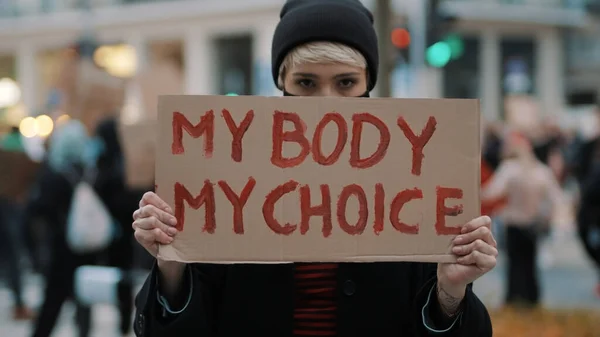 Egy nő, aki egy jelet tart a testemben, az én választásom. Tiltakozom az abortusztörvény szigorítása ellen. Országos nősztrájk. Védőmaszkot visel a COVID-19 Coronavirus ellen. — Stock Fotó