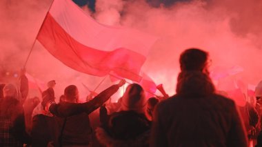 SAVAŞ, POLAND - 11.2020 - Polonyalıların 102. bağımsızlık günü aşırı katolik sağ kanat grupları tarafından düzenlendi