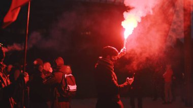 SAVAŞ, POLAND - 11.2020 - Polonyalıların 102. bağımsızlık günü aşırı katolik sağ kanat grupları tarafından düzenlendi