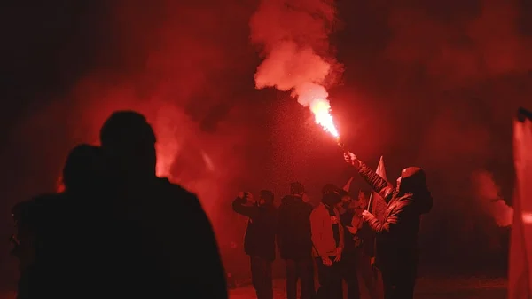 WARSAW, POLSKO - 11.11.2020 - 102. výročí nezávislosti Poláků pořádané ultrakatolickými pravicovými skupinami — Stock fotografie