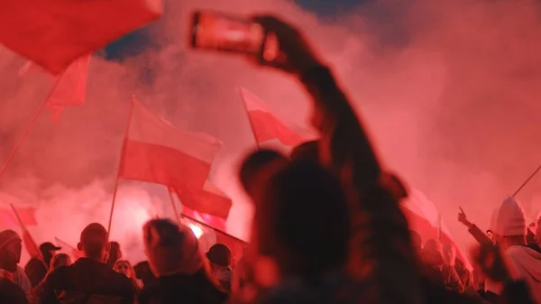 Warschau Polen 11.11.2020 - Teilnehmer des Unabhängigkeitsmarsches brennen rote Fackeln am Dmowski-Kreisverkehr in Warschau — Stockfoto