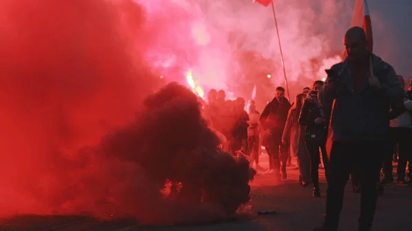 WARSZAWA, POLSKA - 11.11.2020 - 102. rocznica niepodległości Polski organizowana przez ultra katolickie grupy prawicowe — Zdjęcie stockowe