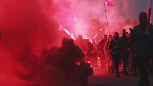 Varsóvia Polónia 11.11.2020 - Participantes na marcha da independência queimam foguetes vermelhos na rotunda de Dmowski em Varsóvia — Vídeo de Stock