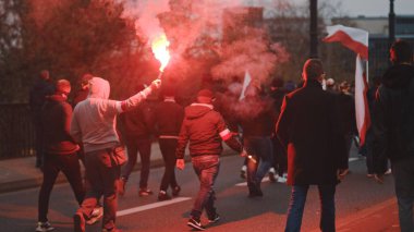 Varşova, Polonya 11.11.2020 - Bağımsızlık Gününün 102. yıldönümünde sokaklara yürüyen bir kalabalık