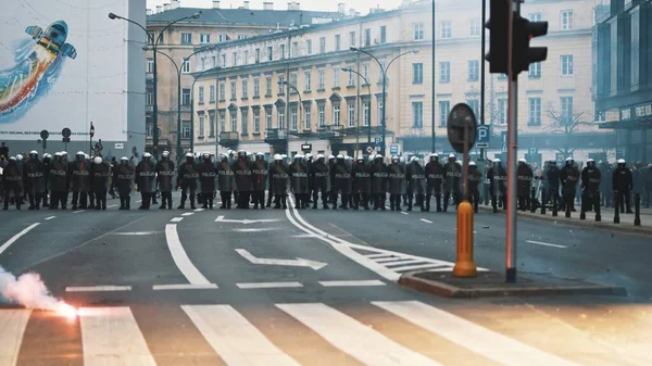 Warszawa, Polen 11.11.2020 - Polisen bevakar gatorna på 102:a årsdagen av den polska självständighetsdagen — Stockfoto