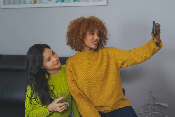 Amistad multirracial. Asiática y africana americana negro mujer tomando selfie usando smartphone — Foto de Stock