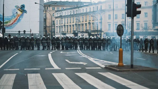 Warszawa, Poland 11.2020 - Поліція, що охороняє вулиці на 102-й річниці Дня незалежності Польщі — стокове фото