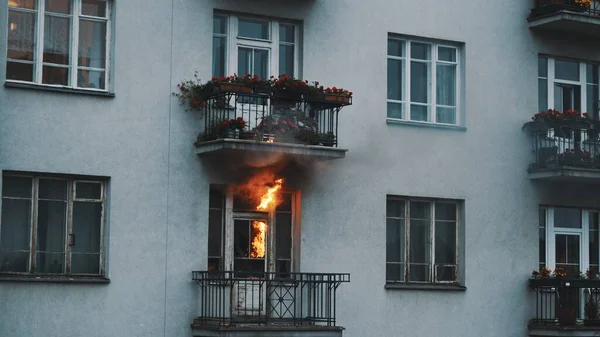 Rauch, der aus der brennenden Wohnung drang. Unfall- und Katastrophenkonzept — Stockfoto