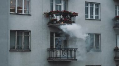 Evden çıkan duman alevler içindeydi.. 