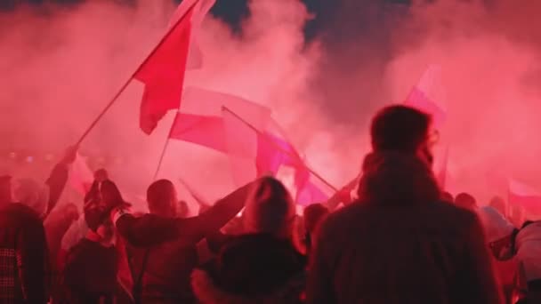WARSAW, LENGYELORSZÁG - 11.11.2020 - A lengyelek függetlenségének 102. évfordulója az ultra katolikus jobboldali csoportok szervezésében — Stock videók