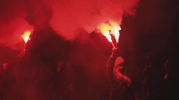 Warschau Polen 11.11.2020 - Deelnemers aan de onafhankelijkheidsmars branden rode fakkels. 102e verjaardag van de Poolse onafhankelijkheidsdag — Stockvideo