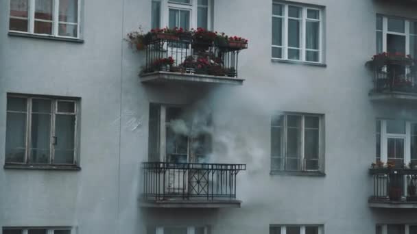 Er komt rook uit het appartement dat in brand staat. concept van ongevallen en rampen — Stockvideo
