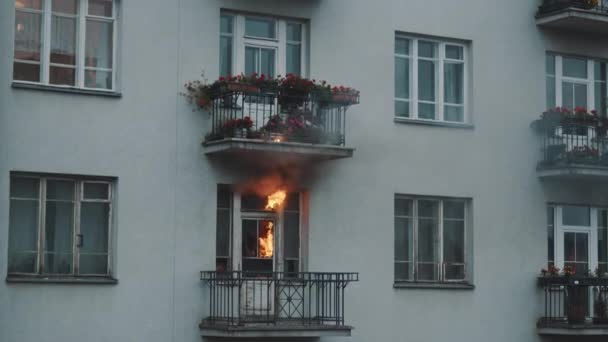 Fumo che esce dall'appartamento in fiamme. — Video Stock