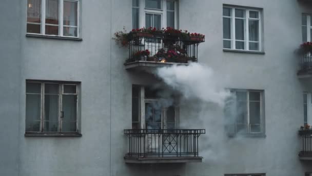 Rook komt uit het appartement in brand. — Stockvideo