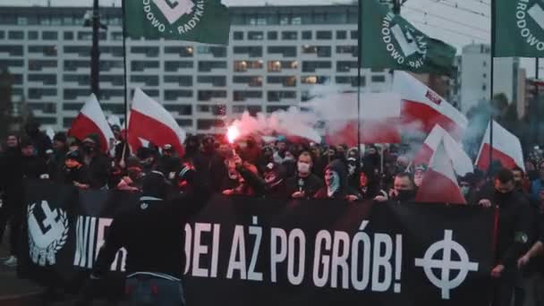 Варшава, Польша 11.11.2020 - Марш в честь 102-летия Независимости в Варшаве. — стоковое видео