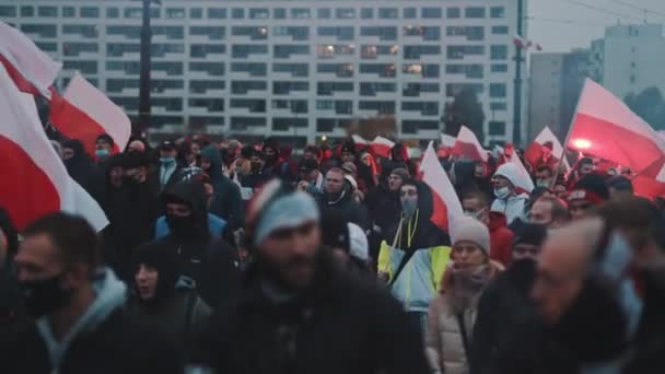 Varsóvia, Polônia 11.11.2020 - Dia da independência marche no aniversário de 102 anos em Varsóvia. Multidão de pessoas marchando com bandeiras polonesas e bandeiras vermelhas — Vídeo de Stock
