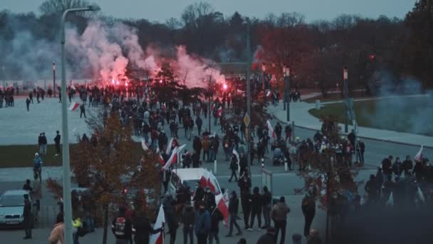 Varsovie, Pologne 11.11.2020 - Marche de la fête de l'indépendance le 102e anniversaire à Varsovie. Foule de personnes brûlant des fusées éclairantes rouges — Video