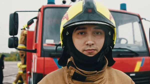 Retrato del bombero en uniforme listo para el rescate —  Fotos de Stock