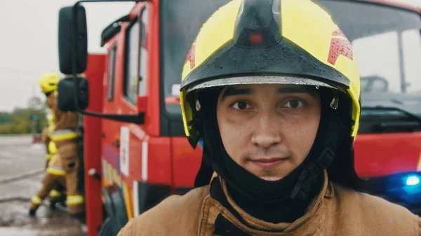 Retrato del bombero en uniforme listo para el rescate —  Fotos de Stock